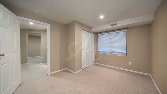 Building Photo - Amazing Fairfax Quad Level 4 bedroom, 3 ba...