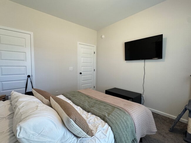 Building Photo - AVAILABLE NOVEMBER [PET FRIENDLY]