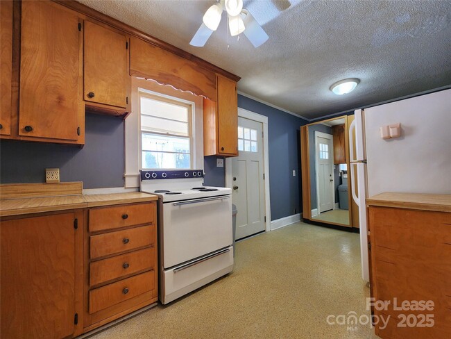 Building Photo - 843 Pebble Ave SW