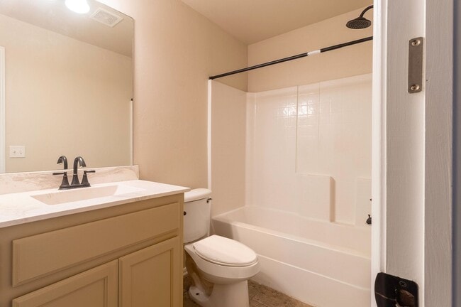Building Photo - Spacious 2BD/2BTH Home Minutes away from Top Golf Chisholm Creek Shopping Center and Quail Spring...