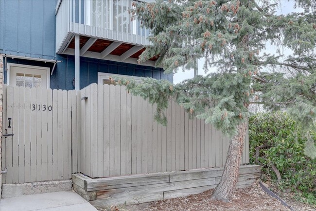 Building Photo - Stunning Remodeled Townhome in North Boulder