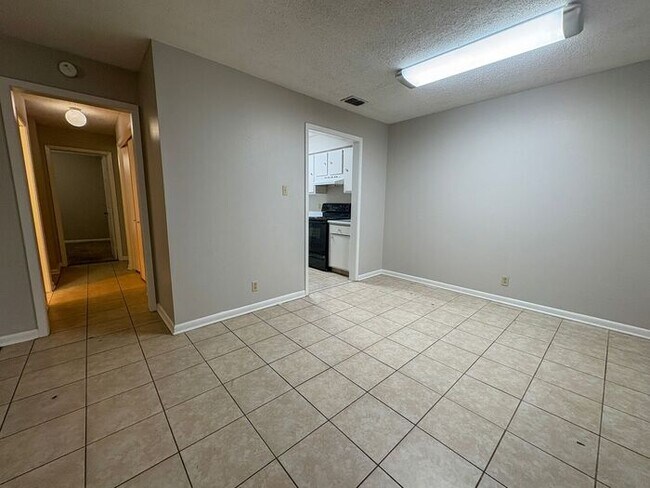 Building Photo - 3 Bed 2 Bath Apartment in Central Tyler! F...