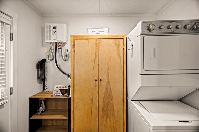 Building Photo - 151 Rendant Ave