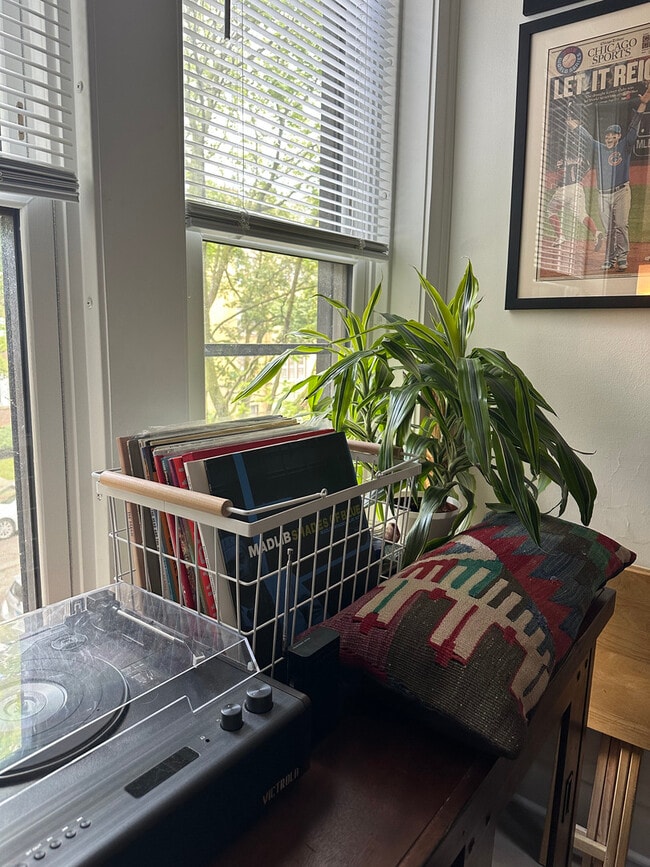 Building Photo - 6341 N Wayne Ave