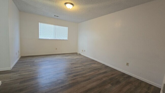 Building Photo - 3 BR 2 BA