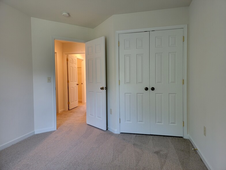 Building Photo - 402 Mount Olive Ln