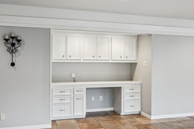 Building Photo - 5659 Chevy Chase Dr