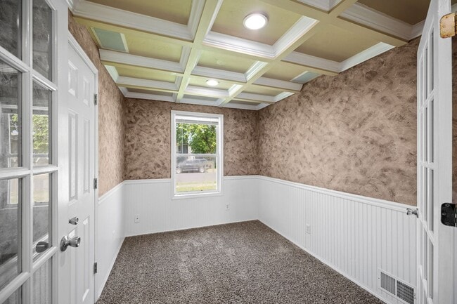 Building Photo - 5 Bedroom Northeast Spokane Home! - Availa...