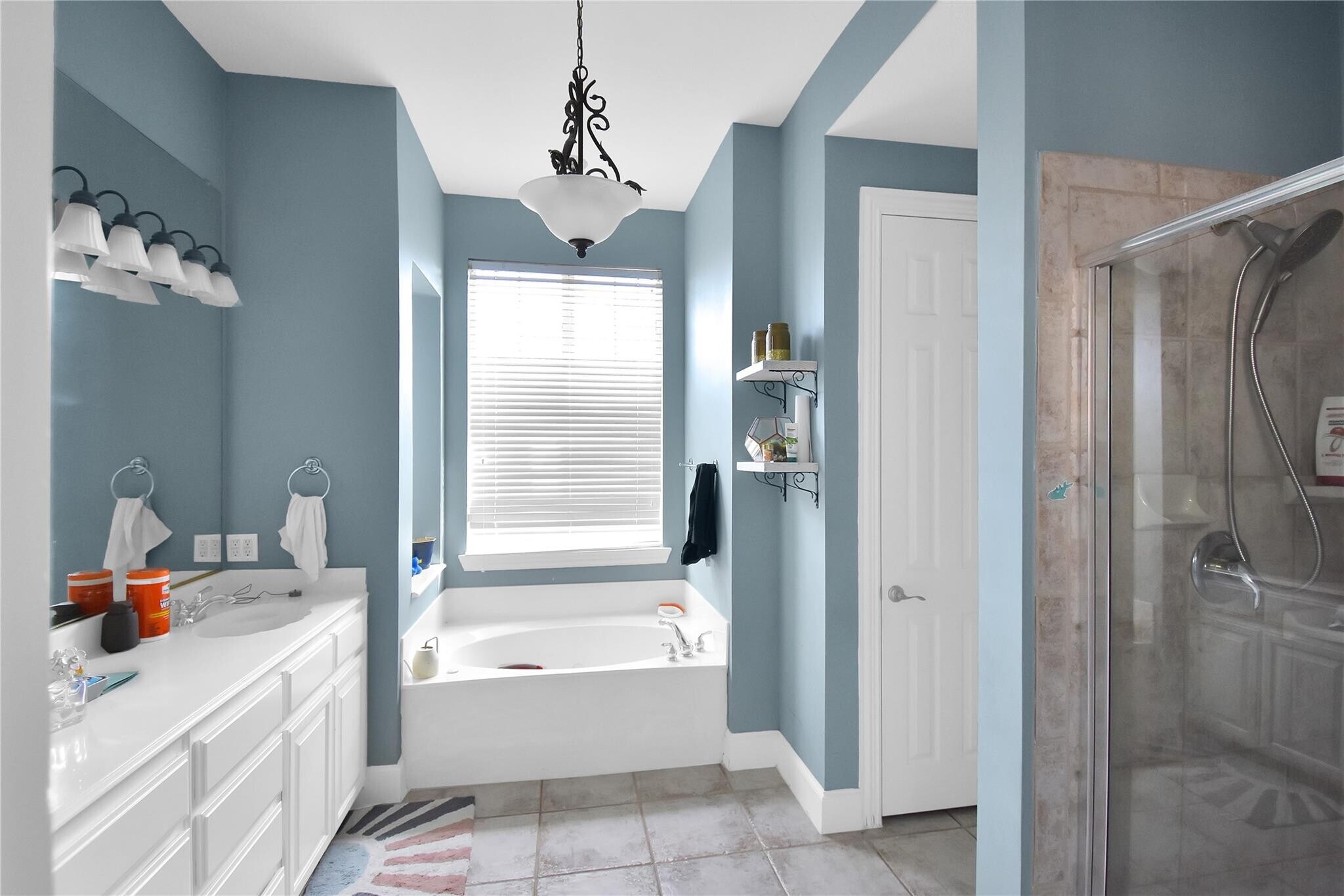 Master bathroom - 3903 Johnson St