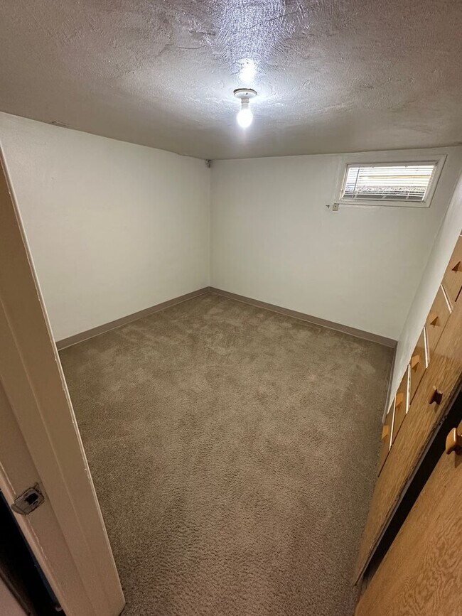 Building Photo - (487) 25th Street Duplex  2 Bdrm / 1 Bthrm