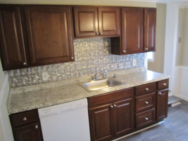 Building Photo - 2 Bedroom House!