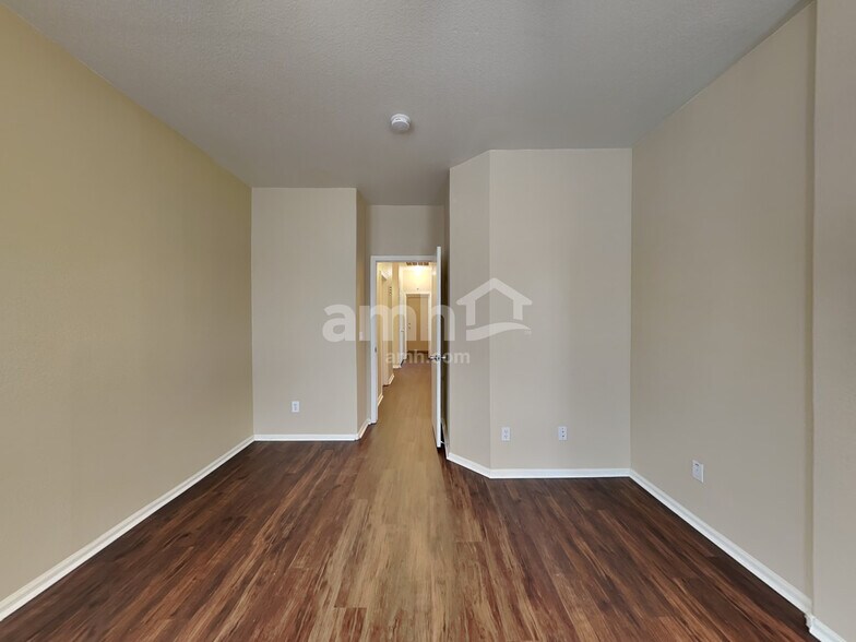 Building Photo - 15640 W Magnolia St