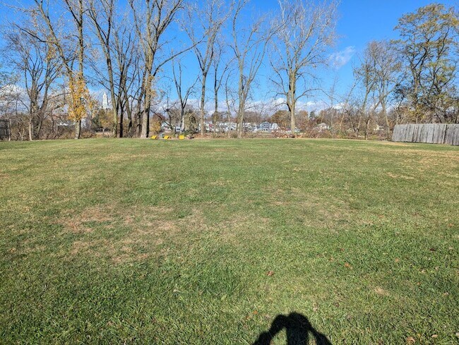 Building Photo - First Floor 3 Bed 2 Bath Apartment