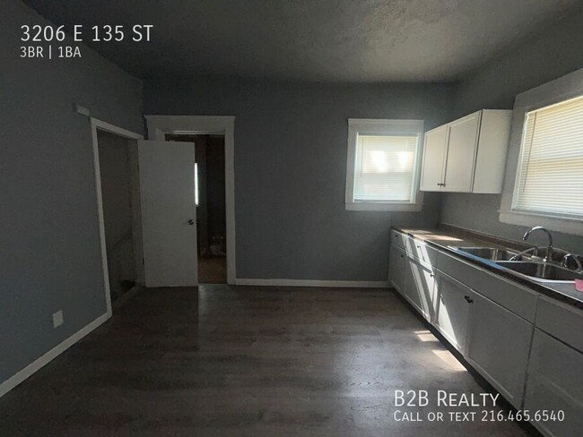 Building Photo - 3206 E 135th St
