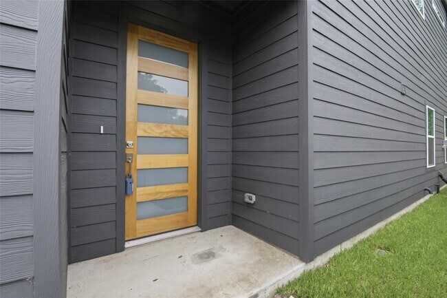 Building Photo - 727 S Victory Dr