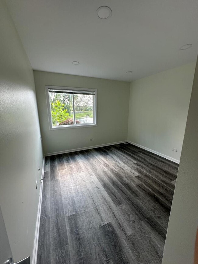 Building Photo - 900 N Lakeside Dr