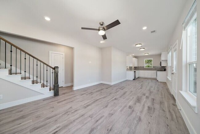 Building Photo - BEAUTIFUL TOWNHOME FOR RENT IN RICHLAND HI...
