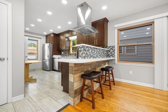 Building Photo - 5348 N Lydell Ave