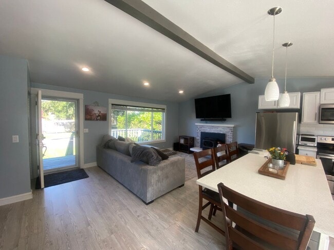 Building Photo - Beautifully Maintained 3 Bedroom 2 Bath Home with Garage and Fenced Yard! Pets Welcome!