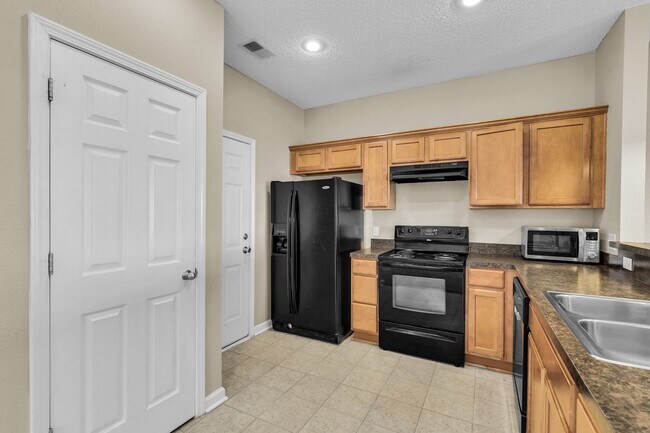 Building Photo - Charming 3-Bed Townhome in Prime Richmond Hill Location!