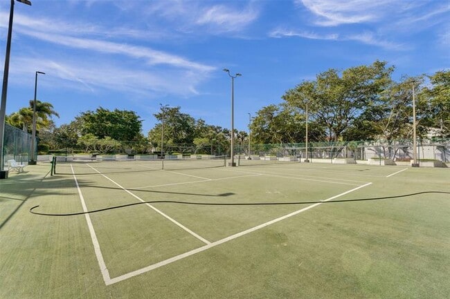 Building Photo - 3200 Port Royale Dr N