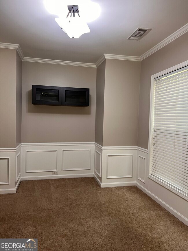 Building Photo - 5975 Bentley Way