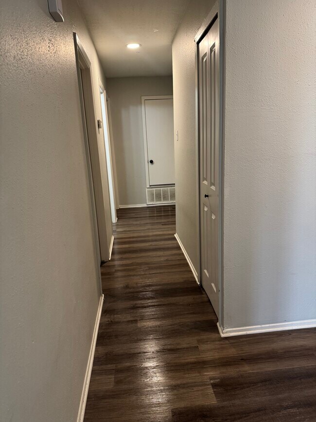 Building Photo - 7427 Slippery Elm St