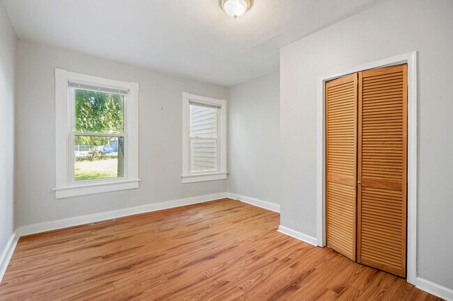 Building Photo - 3 Bedroom/1.5 Bath Northside Home ***Avail...