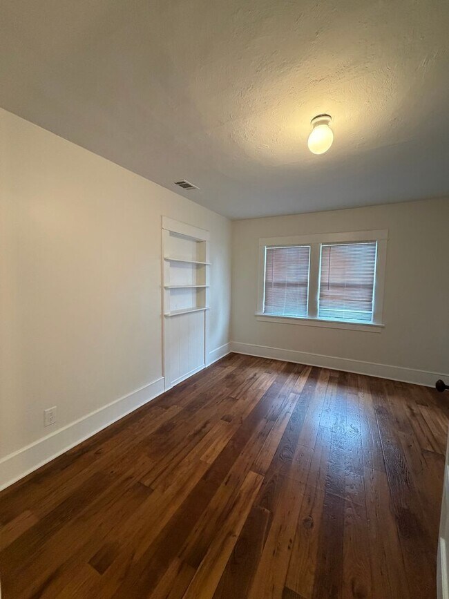 Building Photo - 535-537 E. Van Bibber