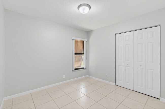 Building Photo - 3939 NE 5th Ave