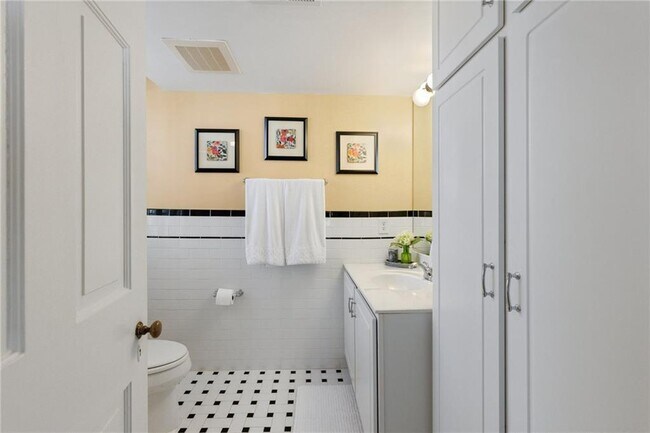 Building Photo - 27 W Lock Ln