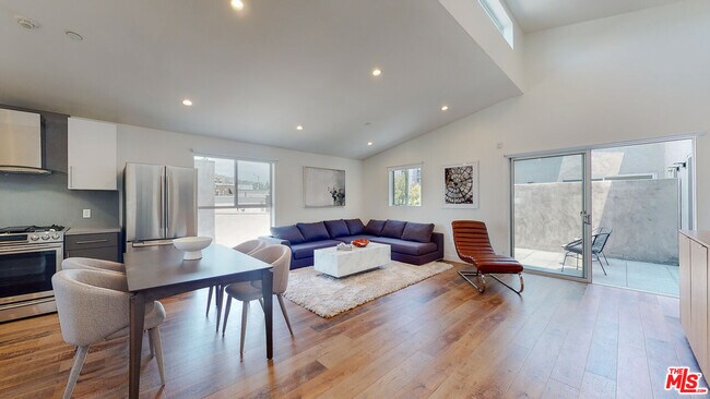 Building Photo - 547 N W Knoll Dr