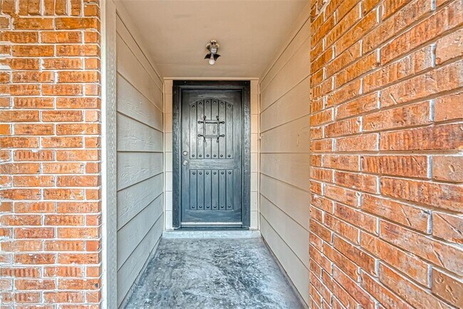 Building Photo - 9831 Orangevale Dr