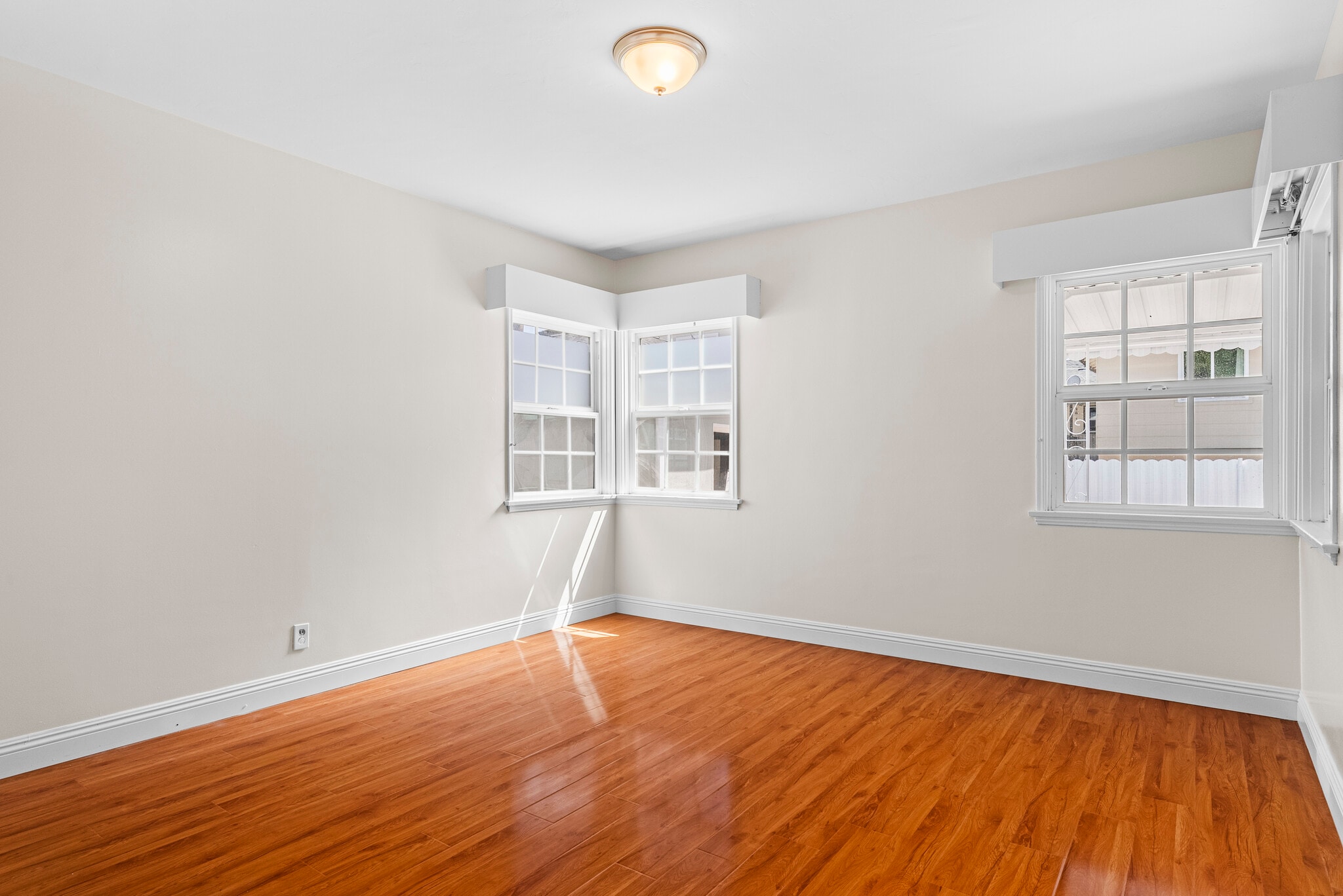 Building Photo - 550 Clement Dr