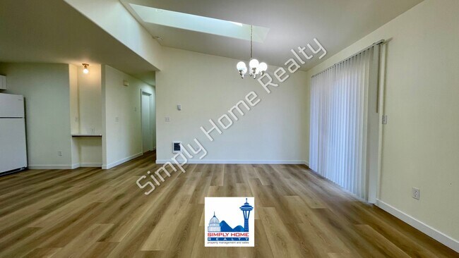 Building Photo - MOVE-IN READY LUXURY RENTAL - Beautifully Renovated 3 Bedroom, 2 Bathroom Duplex in Quiet Cul-de-...