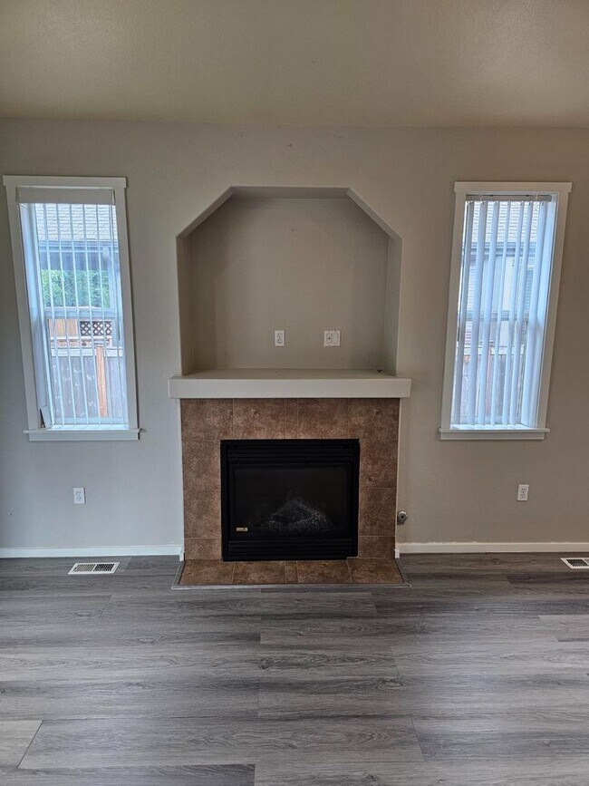 Building Photo - Spacious Tacoma Home with Gas Fireplace, 3-Car Garage & Covered Patio!