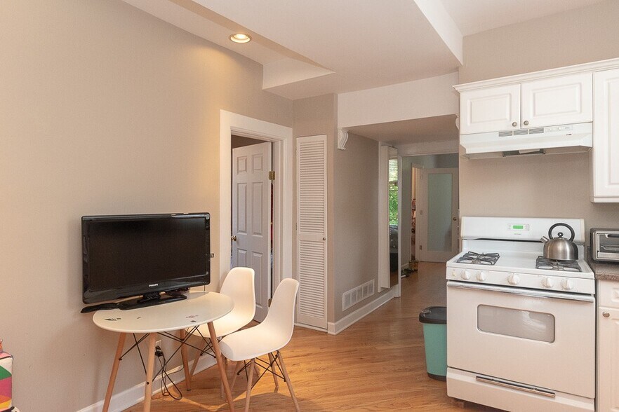 Building Photo - 3138 N Oakley Ave