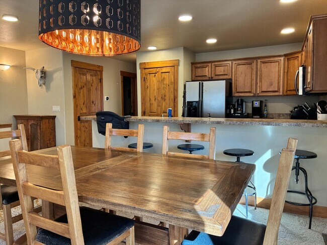 Building Photo - 831 Ermine Ln