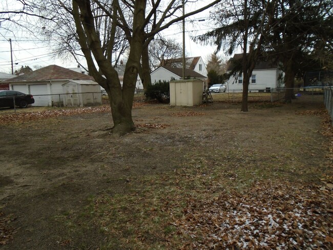 Building Photo - 2/1 brick Home CALL DIANA FOR A SHOWING AT...