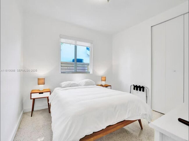 Building Photo - 7537 W Treasure Dr