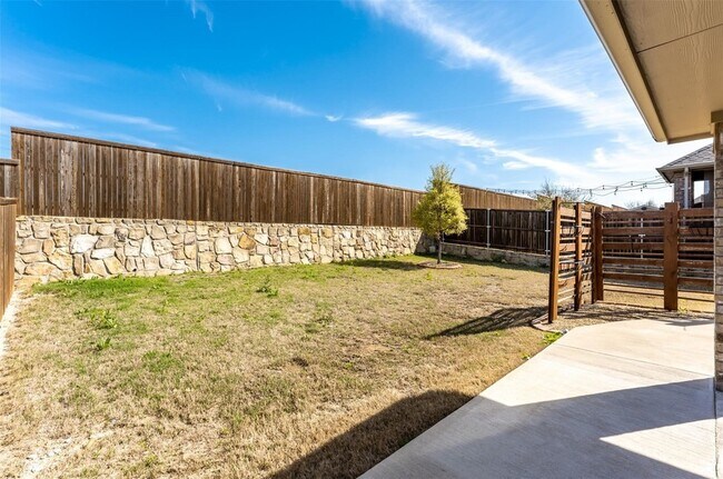 Building Photo - 716 Bluebird Way