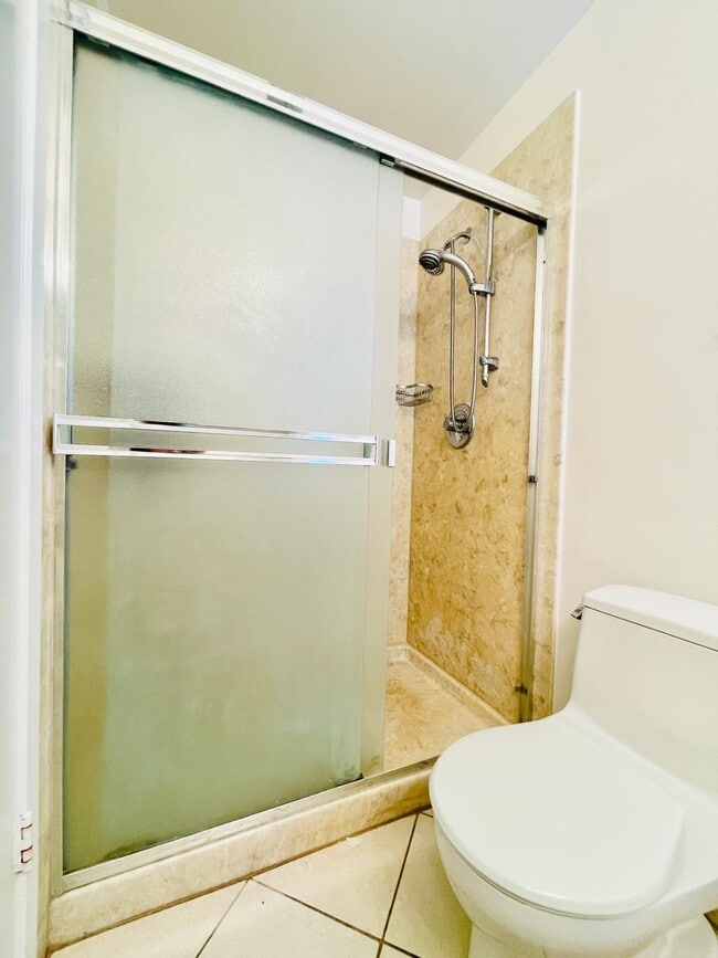 Building Photo - Beautifully Updated 3 Bed 2 Bath Condo W/ ...