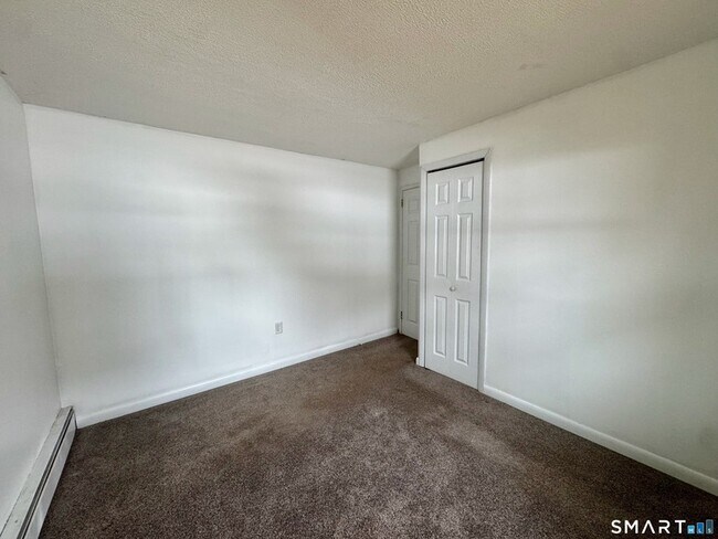 Building Photo - 12 Nutmeg Dr