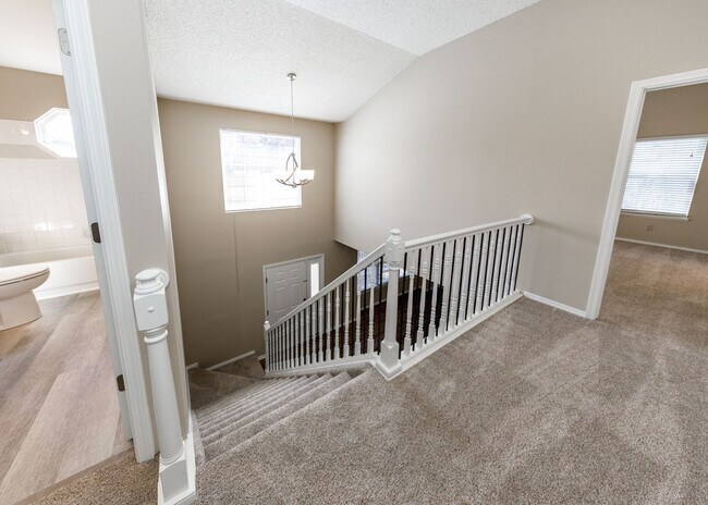 Building Photo - Stunning 5 Bedroom, 3.5 Bath Remodeled Hom...