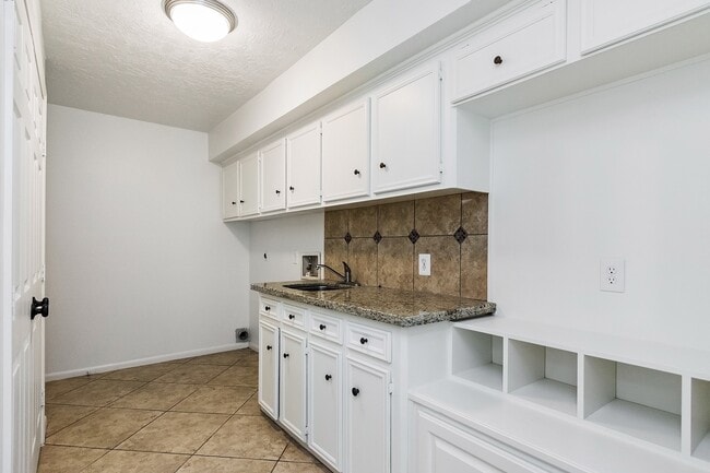 Building Photo - 5511 Greentree Dr