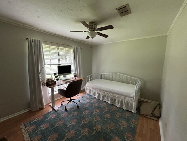 Building Photo - Beautiful 3 Bed 2 Bath Brick Home!