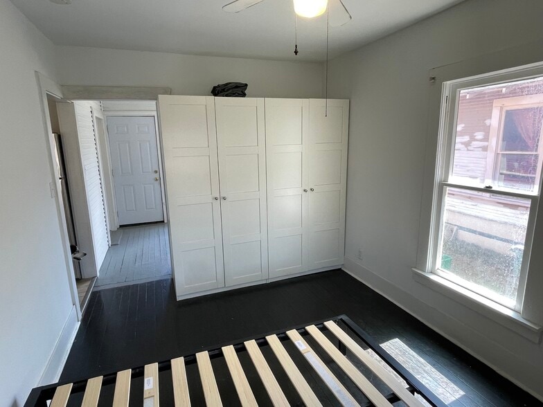 Building Photo - 1820 N Comal