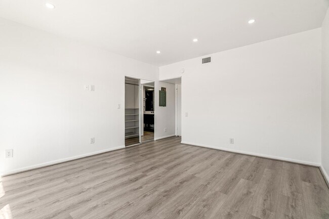 Building Photo - 277 E Alejo Rd