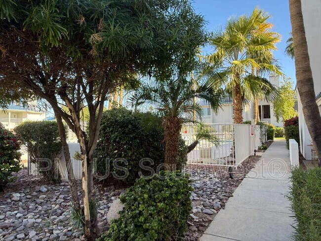 Building Photo - 1800 Club House Dr