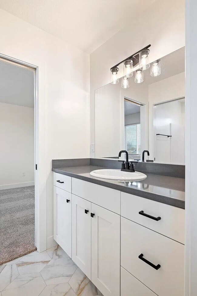 Building Photo - Charming Cedar City 3 Bedroom Townhome!